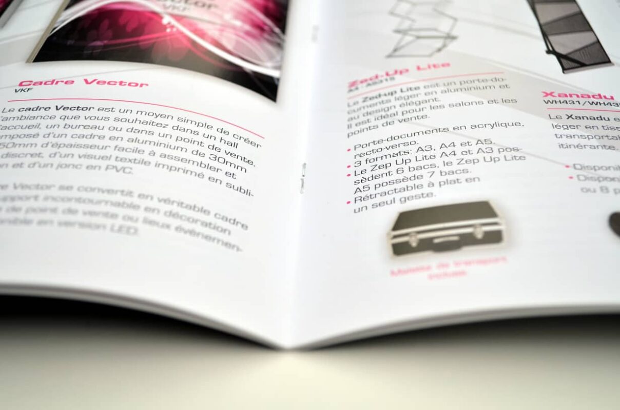 Pour relier votre brochure commerciale, votre magazine interne ou bien votre livret publicitaire, la meilleure méthode est la reliure piqûre à cheval. Afin de faire le point sur cette méthode de reliure simple, bon marché et élégante, nous vous proposons de revenir sur la définition de la reliure piqûre à cheval, puis de passer en revue ses avantages et ses inconvénients, avant d’en énumérer les usages les plus fréquents et de finir par quelques conseils sur la meilleure façon de préparer un fichier avant l’impression d’un document destiné à être relié par piqûre à cheval. BROCHURE PIQUEE OUVERTE 1 7