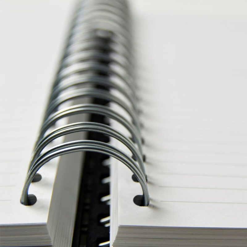 Reconnue pour sa solidité et pour sa facilité d’utilisation, la reliure spirale wire O est une reliure métallique, déclinée en de nombreux coloris. Elle est idéale pour relier un grand nombre de documents et ainsi vous permettre de créer des supports de communication à utiliser au quotidien dans votre société. Voici tout ce qu’il faut savoir sur la reliure spirale Wire O, disponible sur la boutique en ligne COPYMAGE. stock photo opened blank coiled note pad 115292308 4