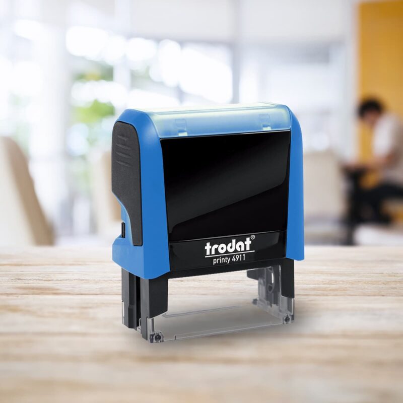 De la carte de visite au papier à en-tête, la papeterie d’entreprise professionnelle reste incontournable. Ces supports de communication viennent simplifier la correspondance entre l’entreprise et ses collaborateurs, fournisseurs, clients, etc.  Essentielles au développement des activités commerciales, les papeteries d’entreprises doivent être savamment choisies. Pourquoi avoir une papeterie personnalisée ? Où imprimer une papeterie d’entreprise ? Suivez le guide et découvrez nos conseils pour imprimer une papeterie d’entreprise de manière pratique et efficace. tampon table 1 19