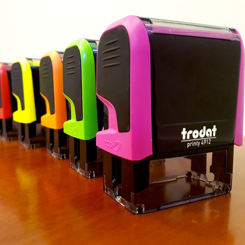 Un tampon encreur, aussi appelé cachet de l’entreprise, a plusieurs utilités et ne sert pas uniquement à dater ou numéroter un document. Qu’on l’utilise pour le marquage d’un texte, d’une date, d’un chiffre ou d’un visuel, c’est un incontournable en termes de fourniture de bureau. Pourquoi acheter tampon encreur et comment l’utiliser ? Découvrez les réponses dans cet article. tampontexte personnalisable printy4912trodat monochrome 4 lignes 1 5