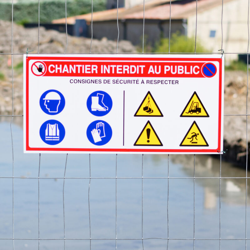 Alors que le digital occupe une place prépondérante dans les stratégies de communication, la diffusion d’informations par voie d’affichage ne doit pas être négligée. Les panneaux rigides offrent ainsi de multiples façons de communiquer. Dans cet article, les conseillers de Copymage détaillent quelques usages astucieux de ces supports, afin que vous sachiez quel panneau rigide choisir pour être visible aussi bien en extérieur qu’en intérieur. PANNEAUCHANTIER ADOBE 168391376 1