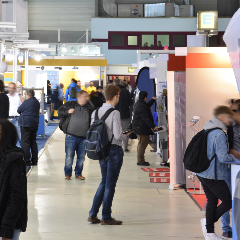 Toute entreprise désireuse de gagner en visibilité, d’attirer de nouveaux clients ou de conclure de nouveaux partenariats commerciaux doit participer à un salon professionnel. En amont, il faudra prendre le temps de préparer le stand, de repenser aux supports de communication à utiliser et de manière générale, d’organiser votre participation au salon. Dans cet article, nous vous présentons les supports nécessaires pour préparer un salon professionnel de manière pratique et efficace. Salon 1200 1200 17