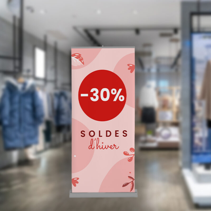 Le kakémono (ou roll up personnalisé) est un moyen souple et léger de diffuser votre communication visuelle selon vos besoins et envies. Visuel 1200 Kakemono Soldes 5