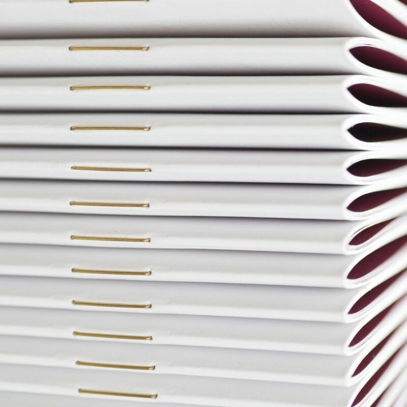 Peut-être avez-vous déjà entendu le terme « brochage » sans savoir à quoi cela faisait référence ? Ce terme, issu du monde de l’édition mais parfois utilisé dans le secteur de l’imprimerie, présente un périmètre commun avec le terme plus connu de « reliure ». reliure agrafee 8